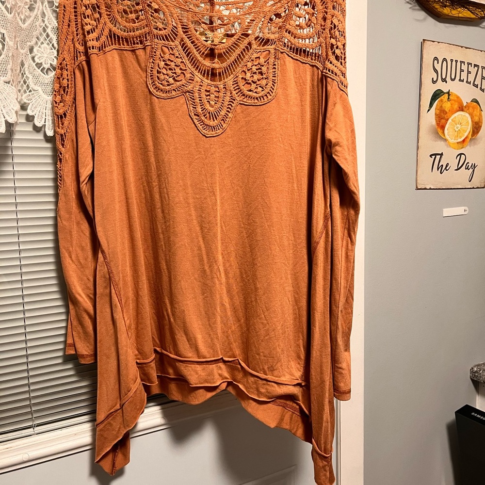 Women’s top. Lace. Long sleeve.65% Rayon 35% Polyester. Contrast 100% Cotton